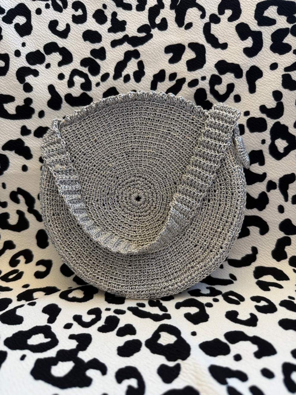 VINTAGE CUTEST 🦭Round Woven wristlet  Bag in Metallic Silver